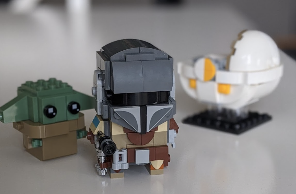 The Mandalorian, baby Yoda und die Wiege aus LEGO.
